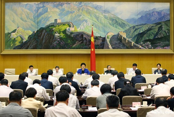 李克强：以大众创业万众创新拓展就业空间以服务业新兴产业加快发展扩大就业容量.jpg
